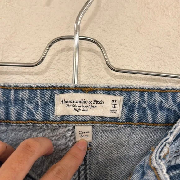 Abercrombie & Fitch 90s Relaxed High Rise Jeans - Picture 2 of 3